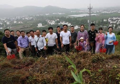 1545187215174779.jpg 說(shuō)明: 合影1